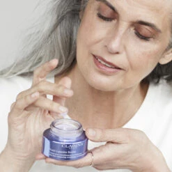 Clarins Nutri-Lumière Revive Crème Jour Embellissante Revitalisante -Kapao Boutique nutri lum revive 2